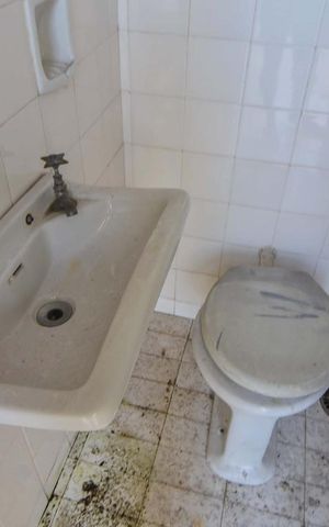 Casa à venda com 413m², 5 quartos e 4 vagasBanheiro de Serviços
