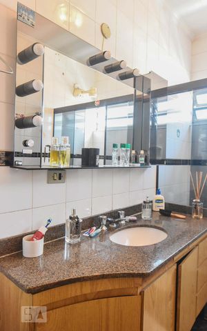 Casa à venda com 413m², 5 quartos e 4 vagasBanheiro 02