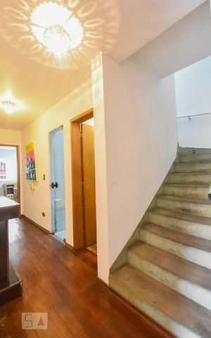 Casa à venda com 413m², 5 quartos e 4 vagasEscada