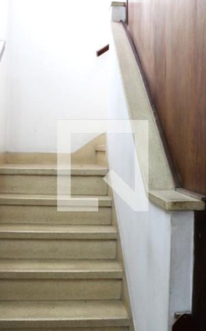 Casa à venda com 210m², 5 quartos e 2 vagasEscada