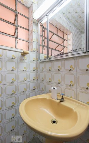 Casa à venda com 140m², 5 quartos e 2 vagas Casa à venda com 140m², 5 quartos e 2 vagasBanheiro
