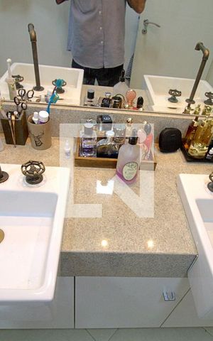 Apartamento à venda com 166m², 3 quartos e 3 vagasBanheiro da Suíte 1 