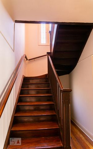 Casa à venda com 230m², 3 quartos e 2 vagasEscadas