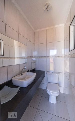 Casa para alugar com 120m², 2 quartos e 2 vagas Casa para alugar com 120m², 2 quartos e 2 vagasBanheiro de Serviço