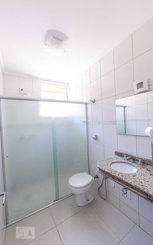 Casa para alugar com 120m², 2 quartos e 2 vagas Casa para alugar com 120m², 2 quartos e 2 vagasBanheiro Social