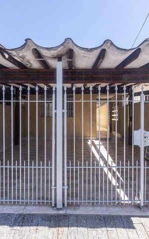 Casa para alugar com 120m², 2 quartos e 2 vagas Casa para alugar com 120m², 2 quartos e 2 vagasFachada