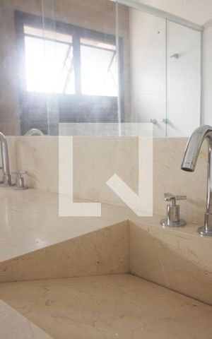 Apartamento para alugar com 244m², 3 quartos e 4 vagasBanheiro da Suíte 2