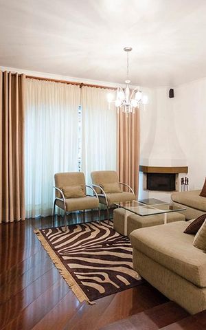 Casa à venda com 430m², 5 quartos e 4 vagas Casa à venda com 430m², 5 quartos e 4 vagasSala