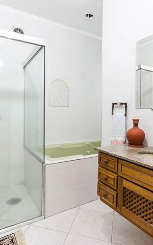 Casa à venda com 430m², 5 quartos e 4 vagas Casa à venda com 430m², 5 quartos e 4 vagasBanheiro 2
