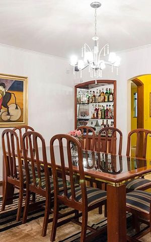 Casa à venda com 430m², 5 quartos e 4 vagas Casa à venda com 430m², 5 quartos e 4 vagasSala