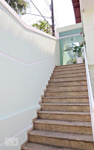 Casa à venda com 134m², 3 quartos e 3 vagasEscada