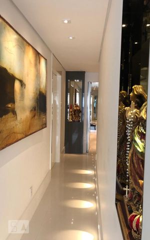 Apartamento à venda com 244m², 3 quartos e sem vaga Apartamento à venda com 244m², 3 quartos e sem vagaCorredor