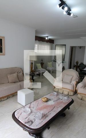 Casa à venda com 220m², 3 quartos e 2 vagasSala