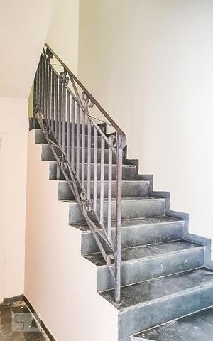 Casa à venda com 300m², 3 quartos e 8 vagas Casa à venda com 300m², 3 quartos e 8 vagasEscadas