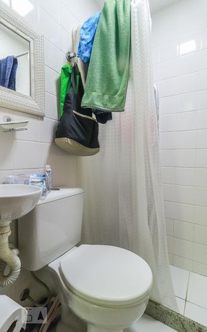 Apartamento à venda com 101m², 4 quartos e 2 vagas Apartamento à venda com 101m², 4 quartos e 2 vagasBanheiro de Serviço