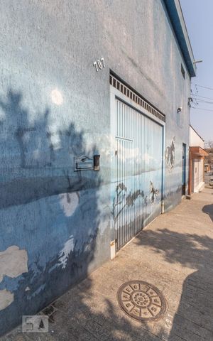 Casa à venda com 438m², 4 quartos e 2 vagas Casa à venda com 438m², 4 quartos e 2 vagasFachada