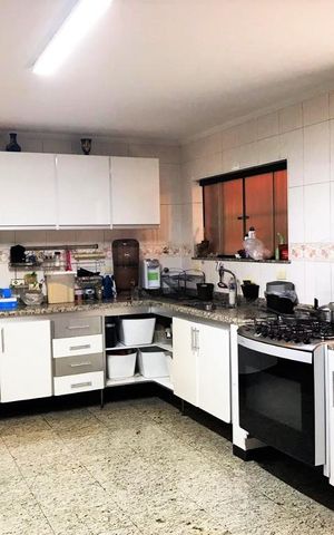 Casa à venda com 342m², 4 quartos e 4 vagas Casa à venda com 342m², 4 quartos e 4 vagasCozinha