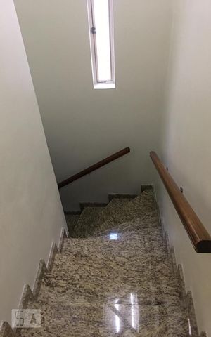 Casa à venda com 150m², 3 quartos e 2 vagas Casa à venda com 150m², 3 quartos e 2 vagasEscada