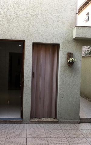 Casa à venda com 150m², 3 quartos e 2 vagas Casa à venda com 150m², 3 quartos e 2 vagasFundos