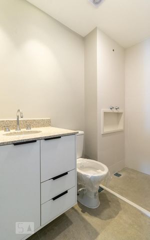 Studio para alugar com 27m², 1 quarto e 1 vaga Studio para alugar com 27m², 1 quarto e 1 vagaBanheiro