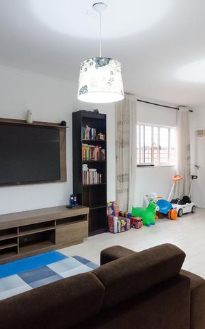 Casa à venda com 140m², 3 quartos e 2 vagas Casa à venda com 140m², 3 quartos e 2 vagasSala