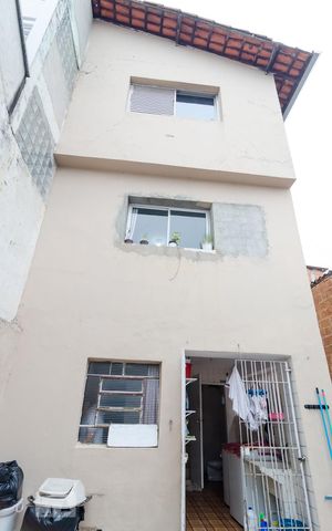 Casa à venda com 140m², 3 quartos e 2 vagas Casa à venda com 140m², 3 quartos e 2 vagasFachada