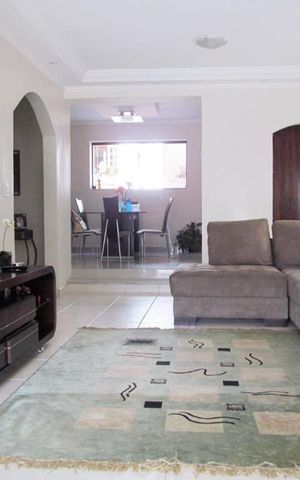 Casa à venda com 480m², 5 quartos e 2 vagas Casa à venda com 480m², 5 quartos e 2 vagasSala