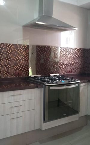 Casa à venda com 480m², 5 quartos e 2 vagas Casa à venda com 480m², 5 quartos e 2 vagasCozinha