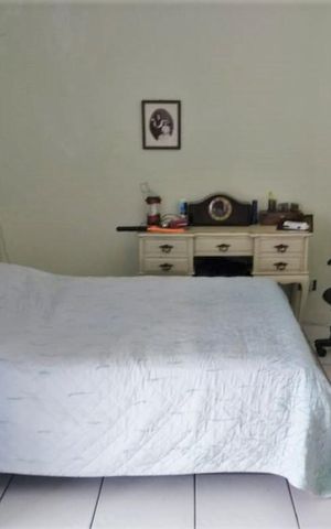 Casa à venda com 200m², 3 quartos e sem vaga Casa à venda com 200m², 3 quartos e sem vagaQuarto