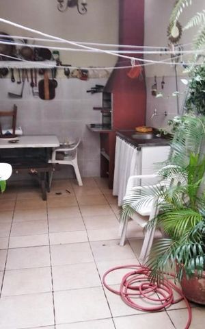 Casa à venda com 200m², 3 quartos e sem vaga Casa à venda com 200m², 3 quartos e sem vagaQuintal
