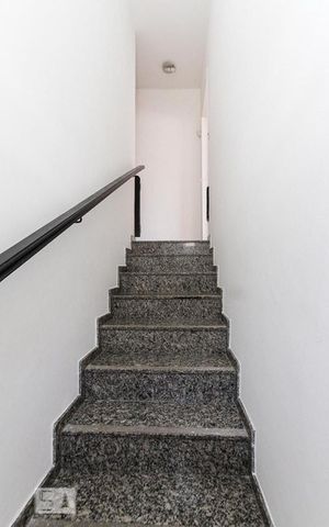 Casa à venda com 230m², 3 quartos e 4 vagas Casa à venda com 230m², 3 quartos e 4 vagasEscada