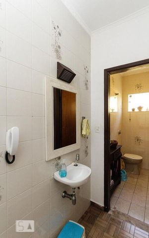 Casa à venda com 230m², 3 quartos e 4 vagas Casa à venda com 230m², 3 quartos e 4 vagasBanheiro de Serviço
