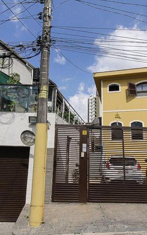 Casa à venda com 230m², 3 quartos e 4 vagas Casa à venda com 230m², 3 quartos e 4 vagasFachada