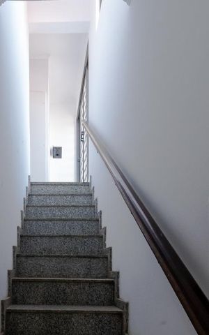 Casa à venda com 400m², 8 quartos e 4 vagas Casa à venda com 400m², 8 quartos e 4 vagasEscada