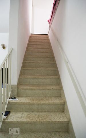 Casa à venda com 140m², 3 quartos e 2 vagas Casa à venda com 140m², 3 quartos e 2 vagasEscada