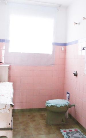 Casa à venda com 140m², 3 quartos e 2 vagas Casa à venda com 140m², 3 quartos e 2 vagasBanheiro 1