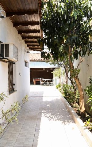 Casa à venda com 416m², 4 quartos e 6 vagas Casa à venda com 416m², 4 quartos e 6 vagasQuintal