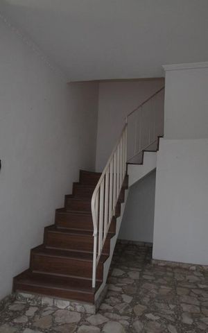 Casa à venda com 250m², 3 quartos e 2 vagasEscada