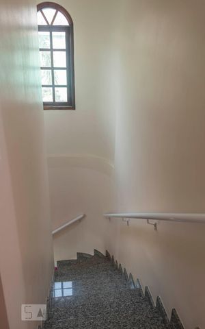 Casa à venda com 180m², 3 quartos e 6 vagasEscadas