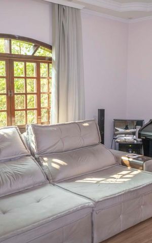 Casa à venda com 180m², 3 quartos e 6 vagasSala
