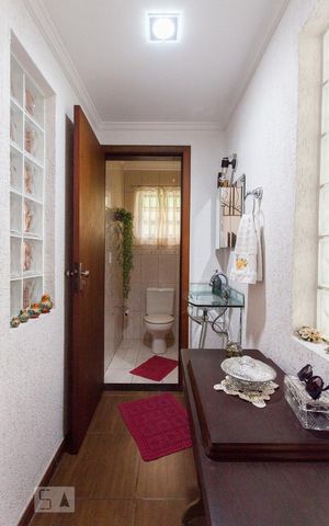 Casa de condomínio à venda com 220m², 3 quartos e 2 vagasLavabo