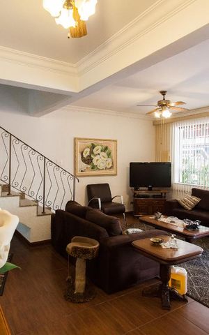 Casa de condomínio à venda com 220m², 3 quartos e 2 vagasSala