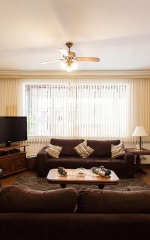 Casa de condomínio à venda com 220m², 3 quartos e 2 vagasSala