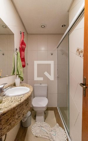 Casa à venda com 165m², 3 quartos e 1 vaga Casa à venda com 165m², 3 quartos e 1 vagaBanheiro Corredor