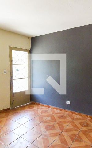 Casa à venda com 165m², 2 quartos e 2 vagas Casa à venda com 165m², 2 quartos e 2 vagasSala