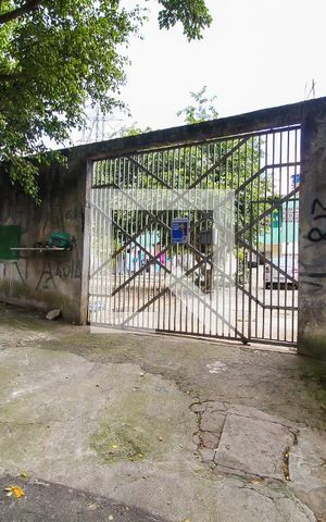 Casa à venda com 165m², 2 quartos e 2 vagas Casa à venda com 165m², 2 quartos e 2 vagasFachada