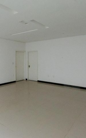 Casa à venda com 890m², 5 quartos e 7 vagas Casa à venda com 890m², 5 quartos e 7 vagasSala