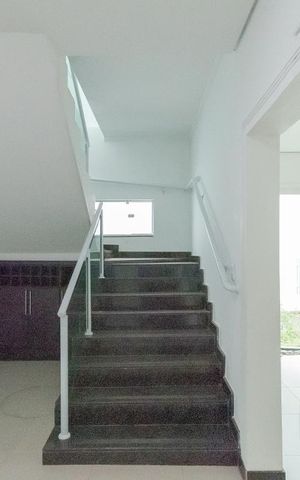 Casa à venda com 890m², 5 quartos e 7 vagas Casa à venda com 890m², 5 quartos e 7 vagasEscada