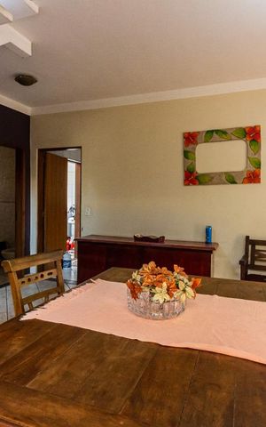 Casa à venda com 286m², 3 quartos e 2 vagas Casa à venda com 286m², 3 quartos e 2 vagasSala