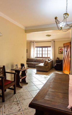 Casa à venda com 286m², 3 quartos e 2 vagas Casa à venda com 286m², 3 quartos e 2 vagasSala